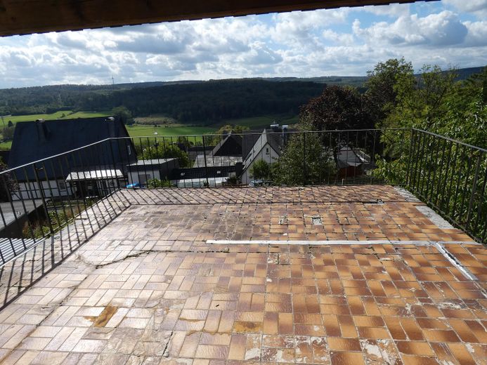 Mehrfamilienhaus mit Südlage und traumhaftem Ausblick – Balkon OG