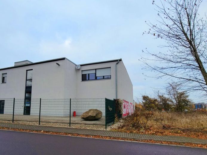 Gepflegtes Schulungs- und Bürogebäude mit Lagerhalle, Aufzug und 15 Stellplätzen – Foto 1