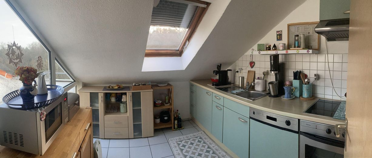 Ruhig gelegene 2,5-Zimmer-Wohnung nahe Uniklinikum (UKW) – Küche mit EBK