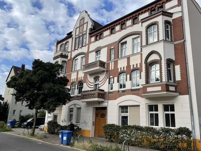 Provisionsfrei: Helle und ruhige 3-Zimmer-Wohnung in Stadtfeld-Ost – Straßenfassade