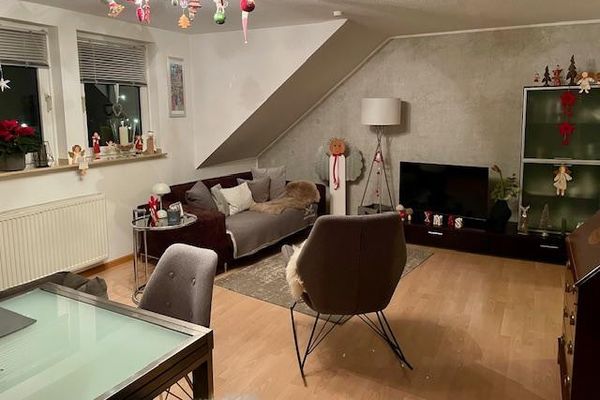 Helle Dachgeschosswohnung mit Loggia und Einbauküche