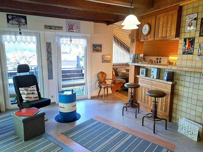 HAUS-SCHLUCHSEEBLICK: 3 Ferienwohnungen mit "Classic-Car-Ambiente" in Premiumlage (€ 1,1 Mio. +Inv.) – OG Wohnung Bar und Sessel
