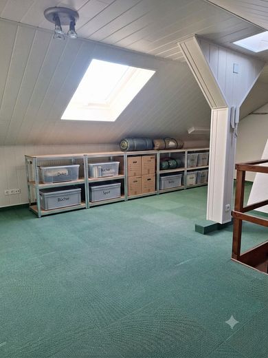 Privatverkauf ohne Maklerprovision: Reihenhaus mit Charakter in Montabaur | Perfekt für Familien – Beispiel Dachboden KI