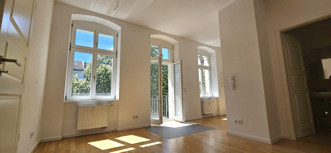 ruhige und helle 2-Zimmer-Wohnung in Toplage, bezugsfrei – Wohnzimmer Bild 2