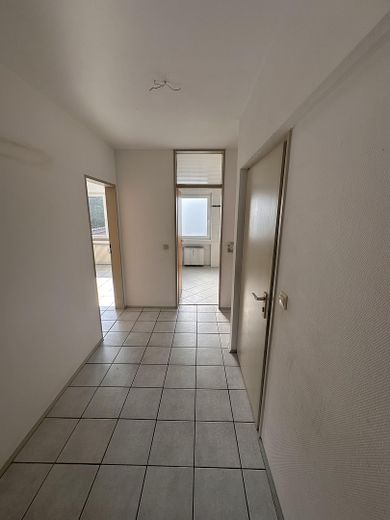 Wohnen im Zentrum – 3-Zimmer-Wohnung mit Balkon und Einbauküche in Langenfeld – Diele Richtung Schlafbereich