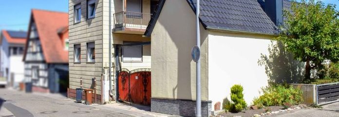 पहले से उन्नत, अभी भी बहुत संभावनाएँ: 1095 m² भूखंड और सहायक इमारतों वाला एकल-परिवार का घर