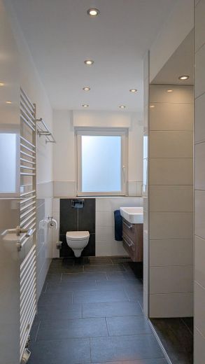 Ampio appartamento con terrazza, due bagni, garage e annesso versatile - senza provvigione – Badezimmer (1)