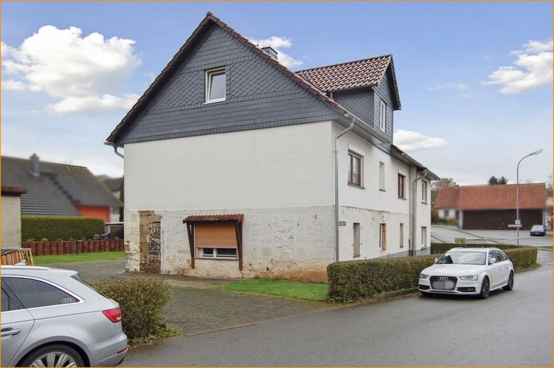 +++Tolles Einfamilienhaus für die ganze Familie und einer Einliegerwohnung für Mieteinnahmen+++ – Ihre Hofeinfahrt
