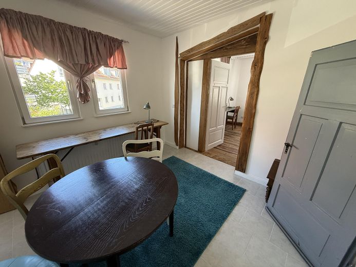 2 ZKB als WG in denkmalgeschütztem Gebäude – 1. Zimmer Blick zum Norden