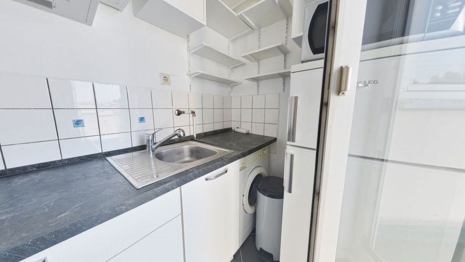 Ruhiges Büro mit 2 Zimmern, Küche, Bad und Dachterrasse am Schwanenspiegel – Küche