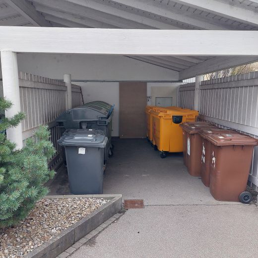 Freie, helle 2-Zimmer-Wohnung mit neuer Einbauküche und kleinem Wintergarten – Tonnenhaus