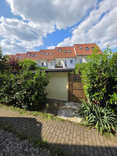 Oberkrämer - interessantes, saniertes & gepflegtes RMH mit Luxusausstattung – Haus hinten mit Tor