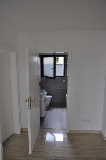 Luxuriöse 3-Zimmer Wohnung in Hoffnungsthal, edle Einbauküche mit Vollausstattung – Zugang Badezimmer weiß