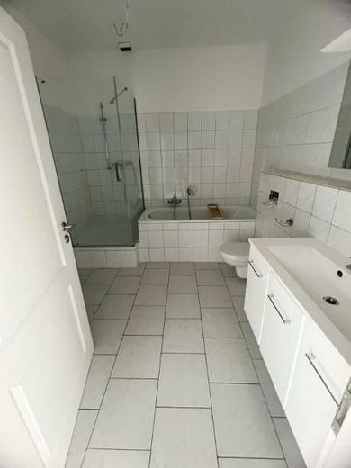 Renditestarkes Investment in 1A-Lage: 14 Wohnungen, 4 Gewerbeeinheiten, Stellplätze &amp; Garagen – 14 Bad nach Sanierung Beispiel 2