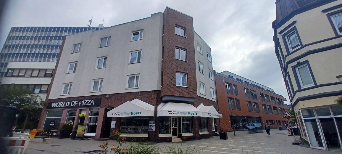 Helle Wohnung mit 5 Zimmern zwischen Stadt und Land – Fassade Straßenseite