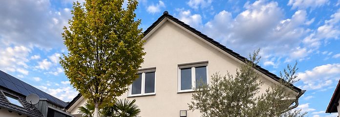 Neuwertiges Haus mit Pool in verkehrsberuhigter Straße