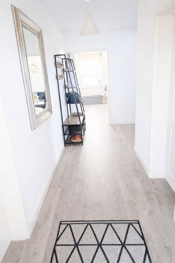 Wysokiej jakości dom jednorodzinny (A+) z ogrzewaniem geotermalnym, dużym tarasem i garażem dwustanowiskowym – bez prowizji – Flur