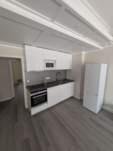 Erstbezug! Neue 2,5-Zi Wohnung in Toplage von Rüdesheim mit Einbauküche – ohne Folie (Beispiel)