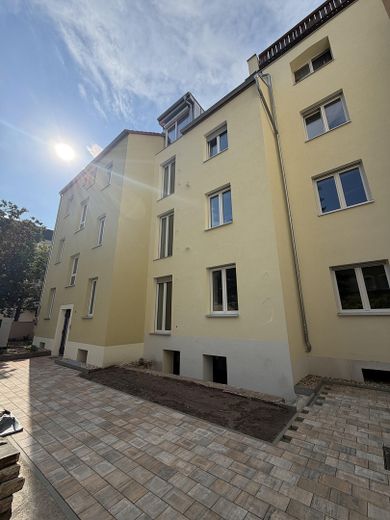 Kernsanierte, helle 2-Zi. Wohnung in Fürth – Hausansicht (Balkonanbau folgt