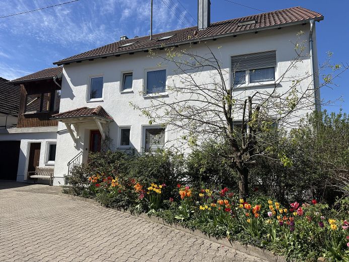 Ehemaliger Bauernhof mit Stadl, großem Grundstück und vielseitigen Nutzungsmöglichkeiten – Hofeinfahrt, Hauseingang NO