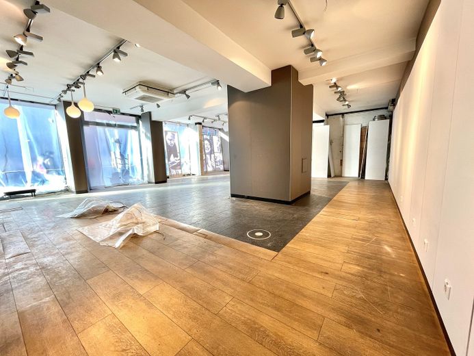 De particular: planta baja de 22m2 en una ubicación privilegiada junto al Isartor, de gran afluencia. Venta/ hostelería parcial – Foto 5