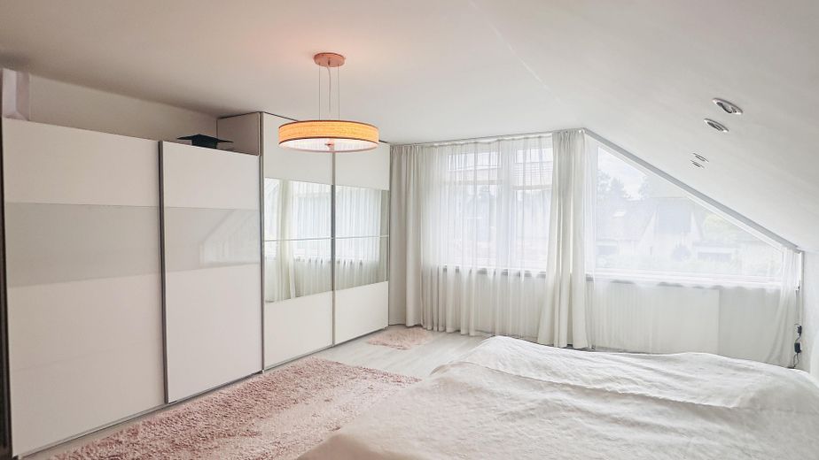 Casa unifamiliare modernizzata con 187 m² di superficie abitabile, 6 locali, garage e giardino, senza intermediario – Elternschlafzimmer