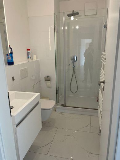 5-Zimmer-Wohnung mit schöner Dachterrasse Nähe Prenzlauer Berg – Duschbad
