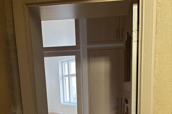 Kernsanierter Berliner Altbau mit Echtholzparkett – ruhige 1-Zimmer-Wohnung im Gartenhaus