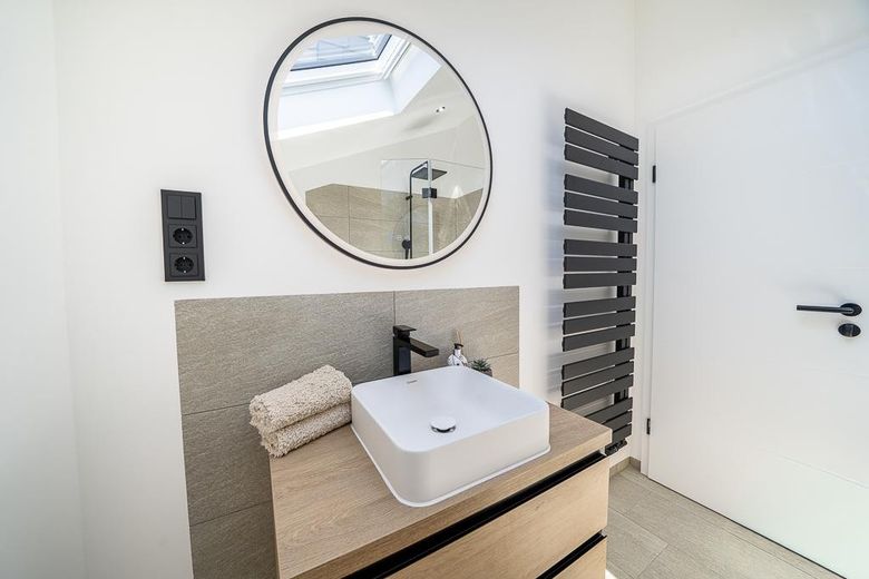 Architekten-Unikat in Neu-Anspach: Moderner Luxus & Erstbezug nach Sanierung – Wannen-/ Duschbad