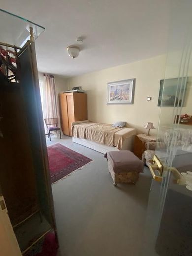Großzügiges Zweifamilienhaus zur Eigennutzung und Kapitalanlage mit hoher Rendite – EG Zimmer 3