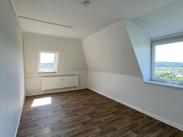 Erstbezug nach Sanierung: Modernes City-Dachgeschoss mit Badewanne und Stellplatz. – Foto 1