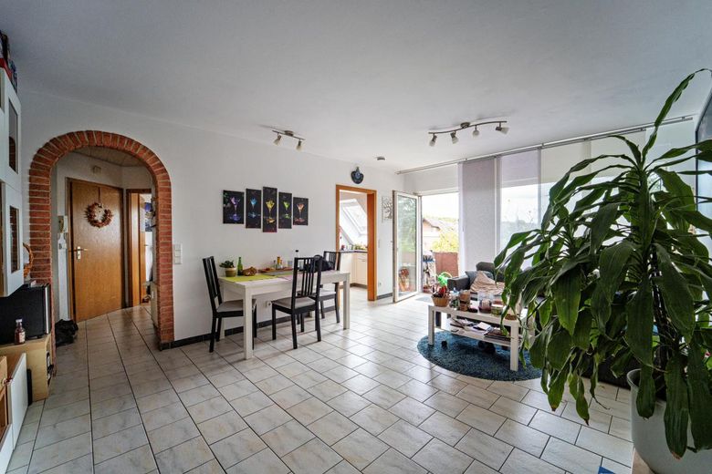 gepflegte 3-Raum-Wohnung mit Balkon – Wohnzimmer aus einer Ecke