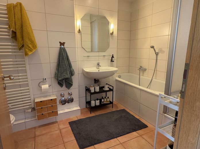 Charmante 3-Zimmer-Wohnung mit großzügigem Balkon im Mauritius Viertel, Köln – Badezimmer 1
