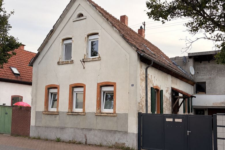 Charmantes Wohnhaus mit Potenzial und großzügigem Raumangebot – Foto 1