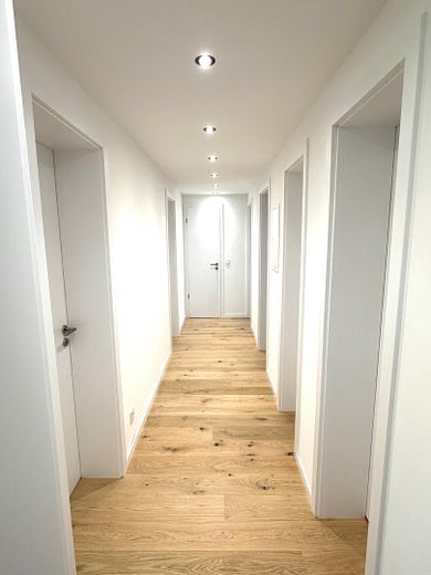Exklusiv: Komplett neu renovierte 5,5–6‑Zimmer‑Wohnung in Top‑Lage Esslingen‑Sulzgries – Flur