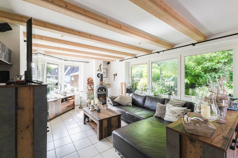 Herzensheim für große Träume - XXL-Haus mit Traumgarten &amp; Wintergarten – Wohnzimmer Hauptwohnung