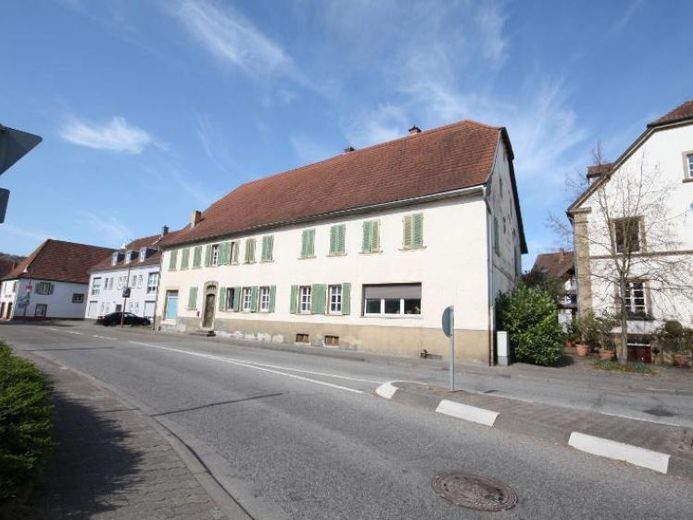 Historisches Denkmalanwesen mit großem Entwicklungspotenzial auf 850 m² Grundstück in zentraler Lage – फोटो 1