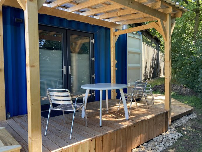 Kiralık arsa üzerinde kullanıma hazır, yüksek kaliteli konteyner Tiny House (ana ikametgâh olarak kullanılabilir) – Überdachte Veranda