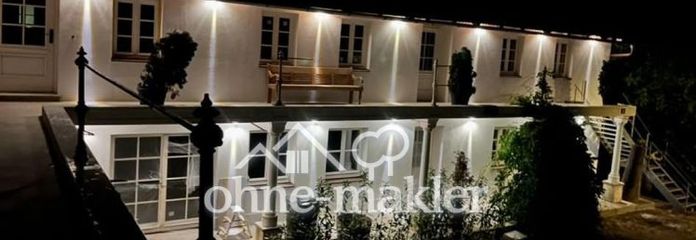 Luminoso appartamento mansardato con galleria di 4,5 locali in una storica corte a tre lati a Gilching