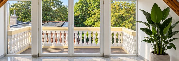Villa Balustrada, Weiße Elster Nehri kıyısında su parseli, çatı katı dairesi, 2x banyo, granit, gömme ayna, klima – Küchenblick