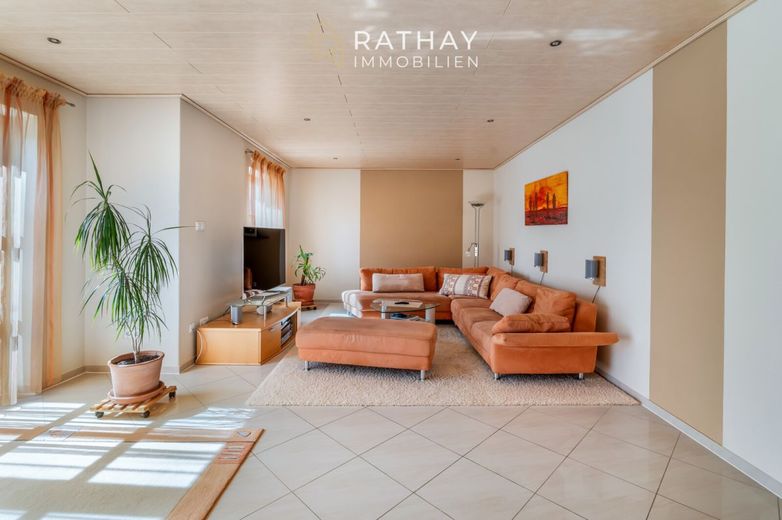 Ein starkes Gesamtpaket: Einfamilienhaus mit Weitblick, Garten und effizienter Wärmeversorgung – Wohnzimmer