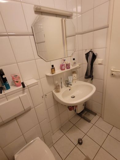 2-Zimmer-Wohnung mit neuen Fenstern und Carport– modernisiert & praktisch – Badezimmer