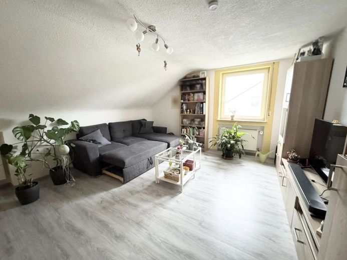Charmante 4-Zimmer DG-Wohnung mit eigenem Garten+Garage+Stellplatz in TOP Lage! – 1 Wohnzimmer