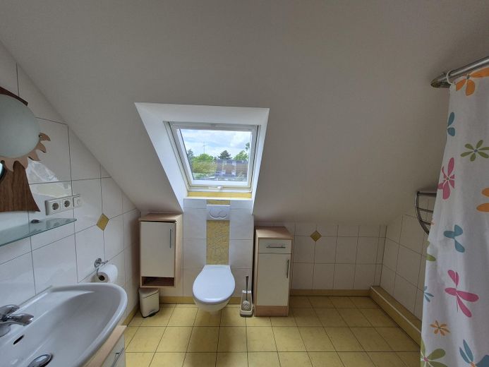 Top gepflegte Doppelhaushälfte in Becklem | 6 Zimmer | Wärmepumpe | PV-Anlage | A+ Energieeffizienz – Bad DG