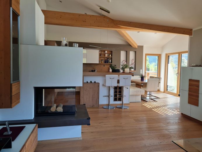 Detached house designed for two generations with mountain views in a sunny location – PRIVATE SALE – Wohnbereich OG