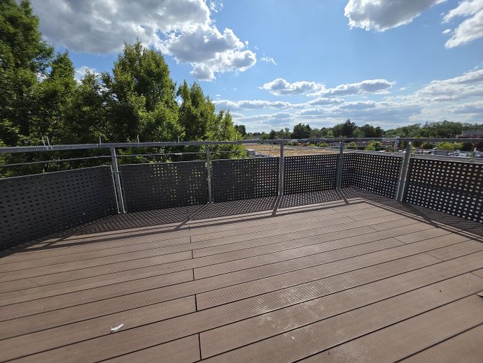 Fantástico apartamento de 2 habitaciones en la planta abuhardillada, en el centro de Hanau, con una preciosa terraza en la azotea – Dachterrasse ca 21m²