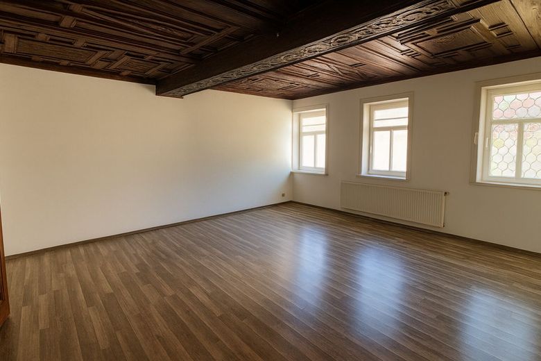 Großzügiges Wohnzimmer mit kunstvoller Holzdecke