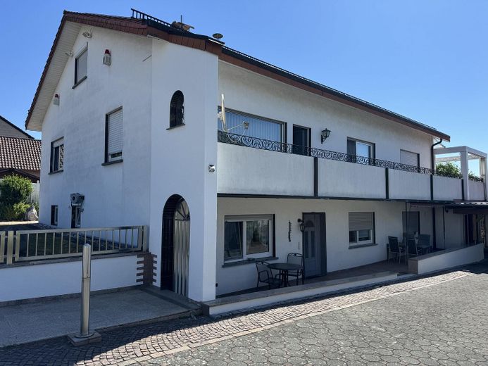 Encantador y espacioso piso de 3 habitaciones con chimenea y entrada independiente en Kirchardt – Hausansicht
