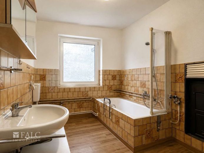 Historisches Hofensemble mit Wohnhaus, Scheune, Garten und Entwicklungspotenzial – Badezimmer mit Wanne