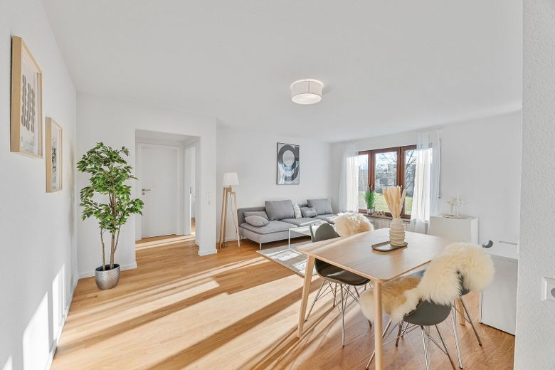 Wohnzimmer mit Esstisch